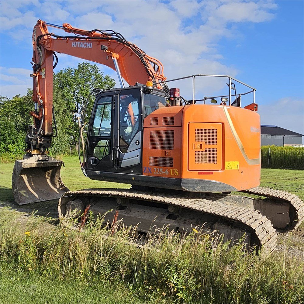 Hitachi ZX 225 - (2015) - 25T - 4 972 h